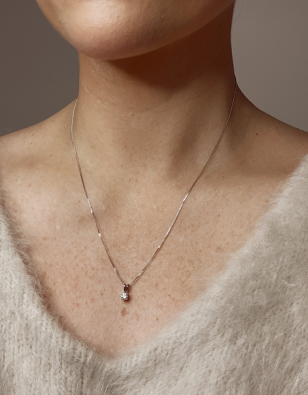 Gorgeous 18ct White Gold Diamond Pendant and Chain