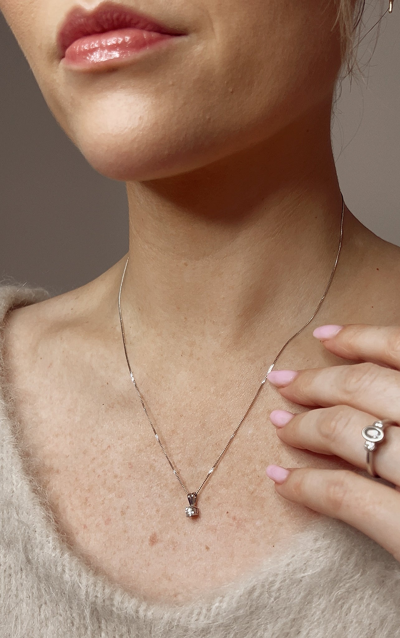 Gorgeous 18ct White Gold Diamond Pendant and Chain