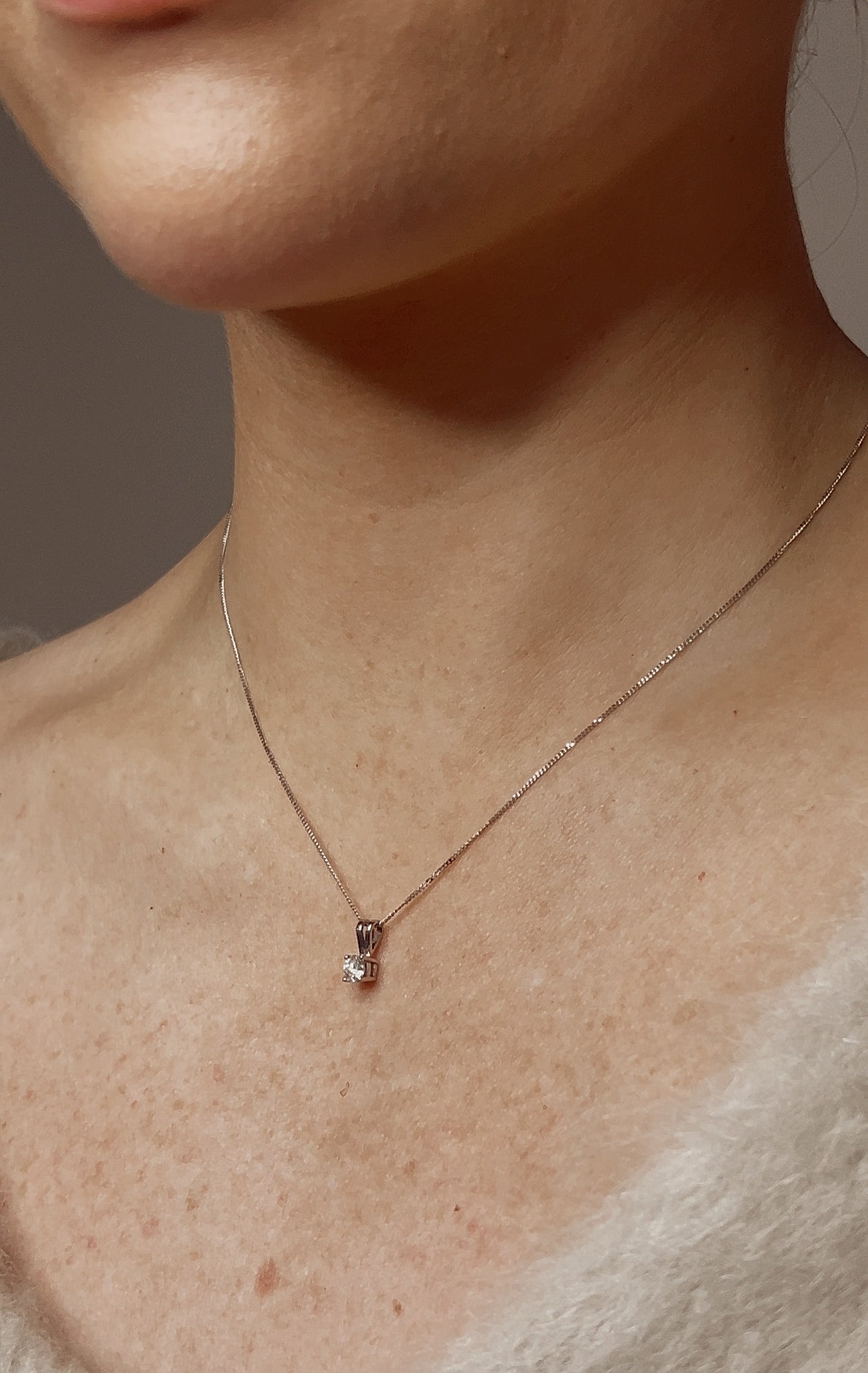 Gorgeous 18ct White Gold Diamond Pendant and Chain