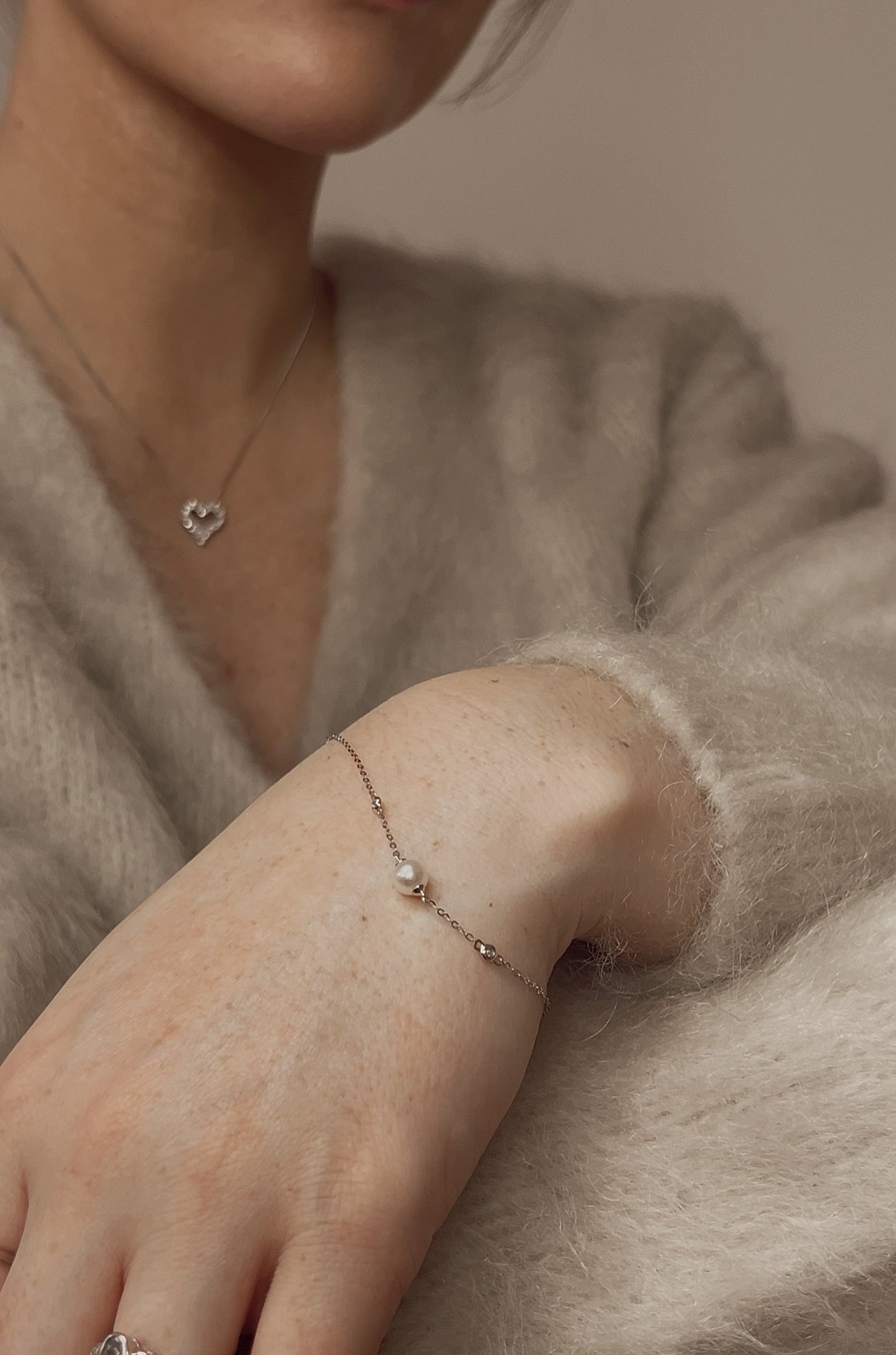 Gorgeous 18ct White Gold Bracelet with a Cultured Pearl and Diamonds