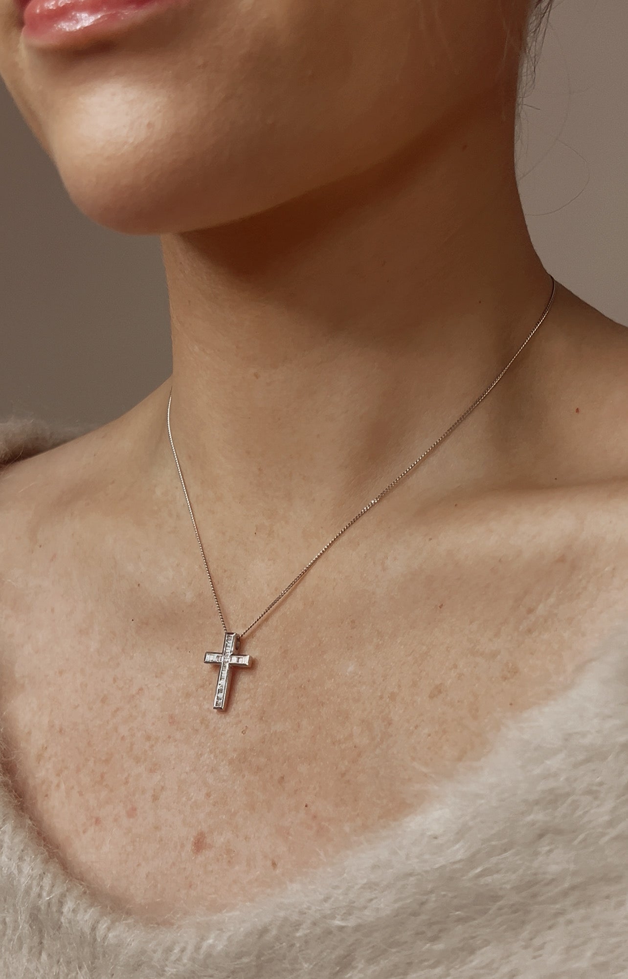 Stunning 18ct White Gold and Baguette Cut Diamond Cross Pendant and Chain