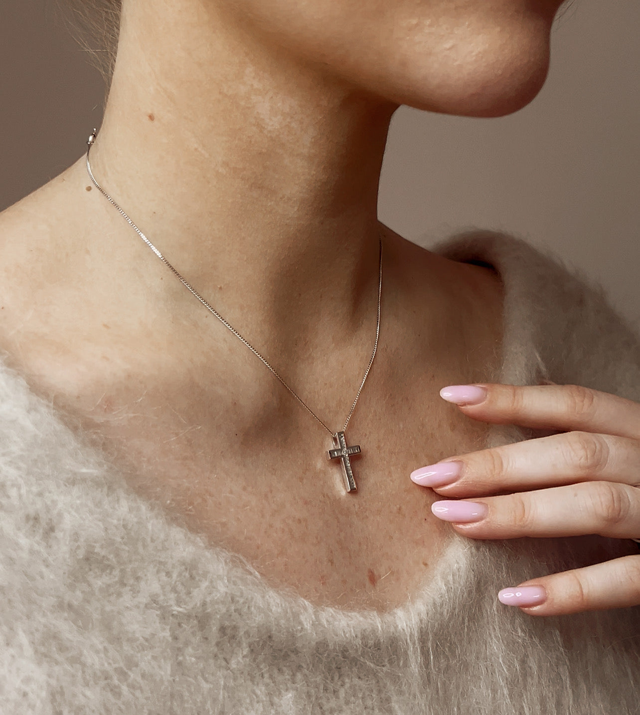 Stunning 18ct White Gold and Baguette Cut Diamond Cross Pendant and Chain