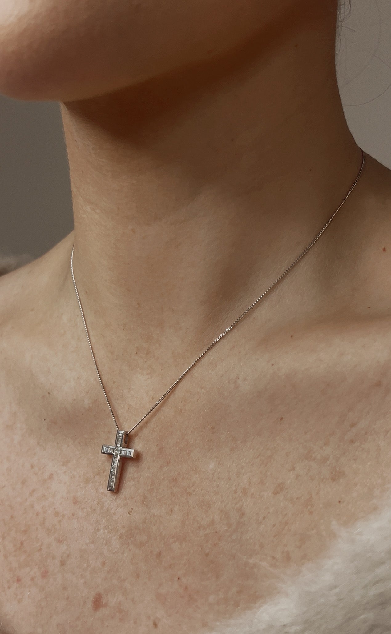 Stunning 18ct White Gold and Baguette Cut Diamond Cross Pendant and Chain