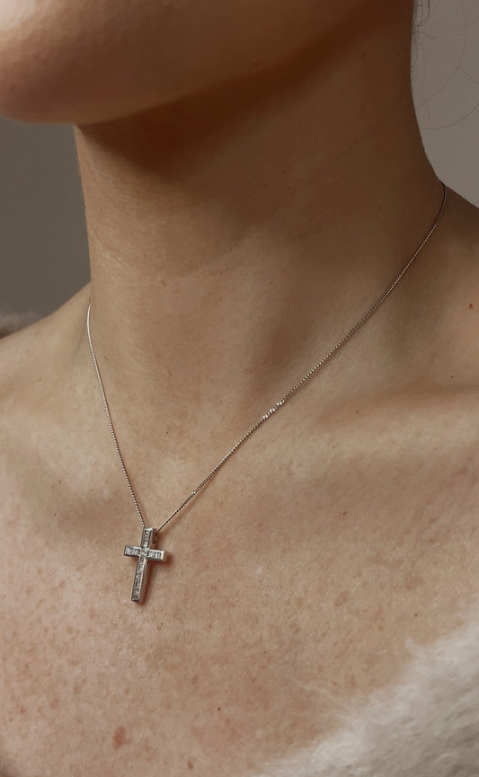 Stunning 18ct White Gold and Baguette Cut Diamond Cross Pendant and Chain