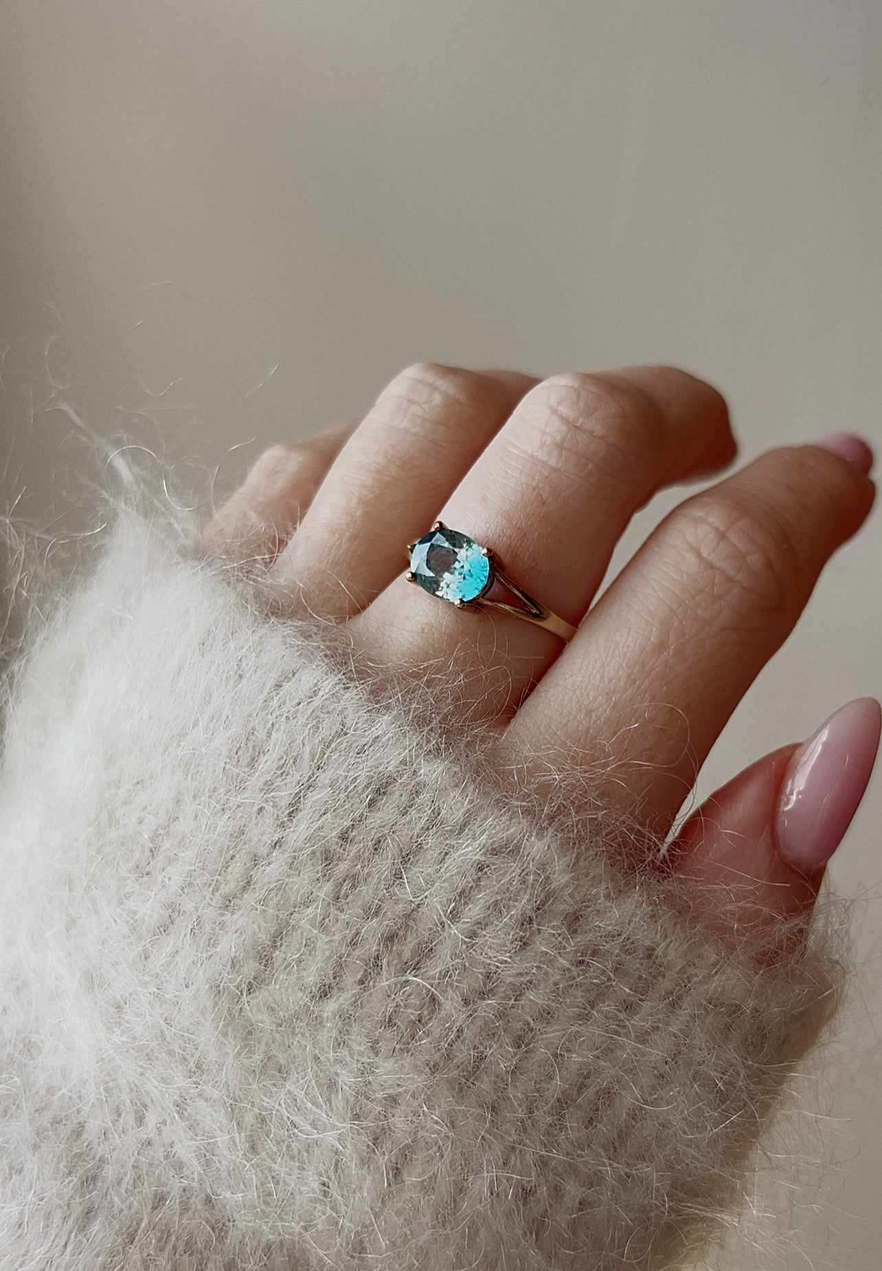 Wonderful Vintage 9ct Gold and Blue Zircon East-West Ring