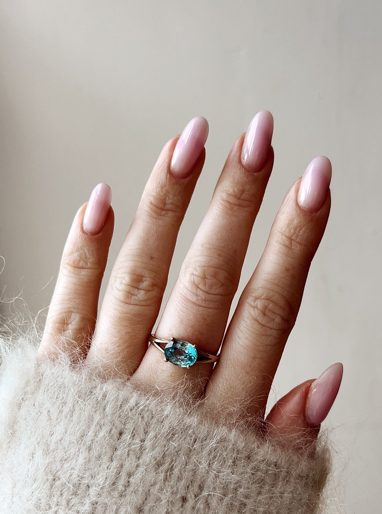 Wonderful Vintage 9ct Gold and Blue Zircon East-West Ring