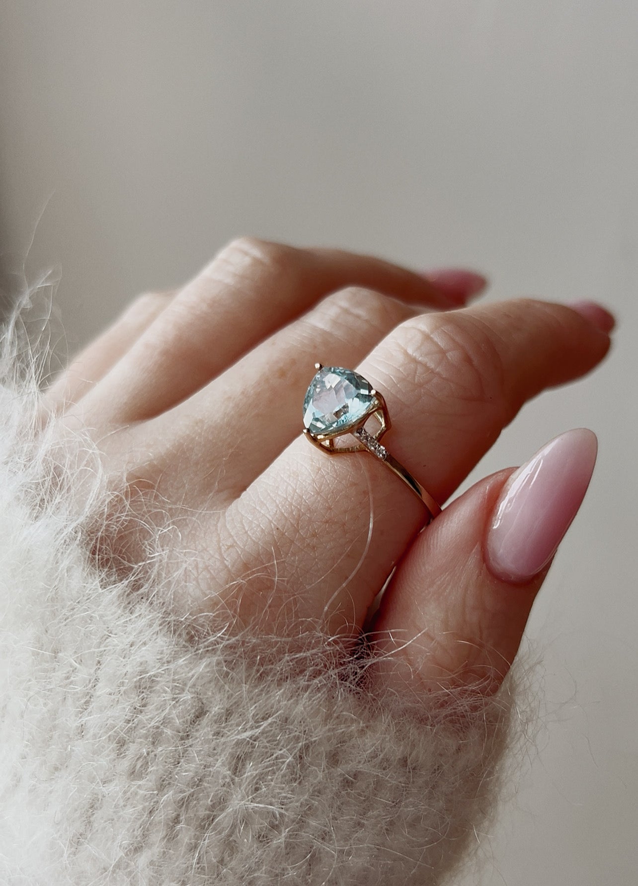 Stunning Vintage 9ct Gold and Aquamarine and Diamond Ring