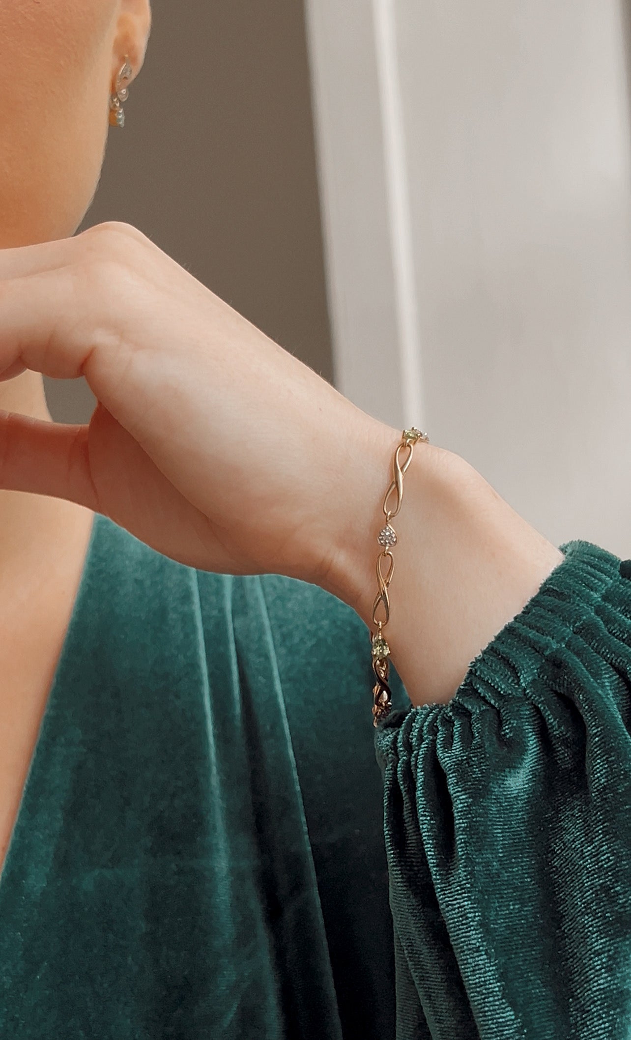 Sweet 9ct Gold Peridot and Diamond Bracelet