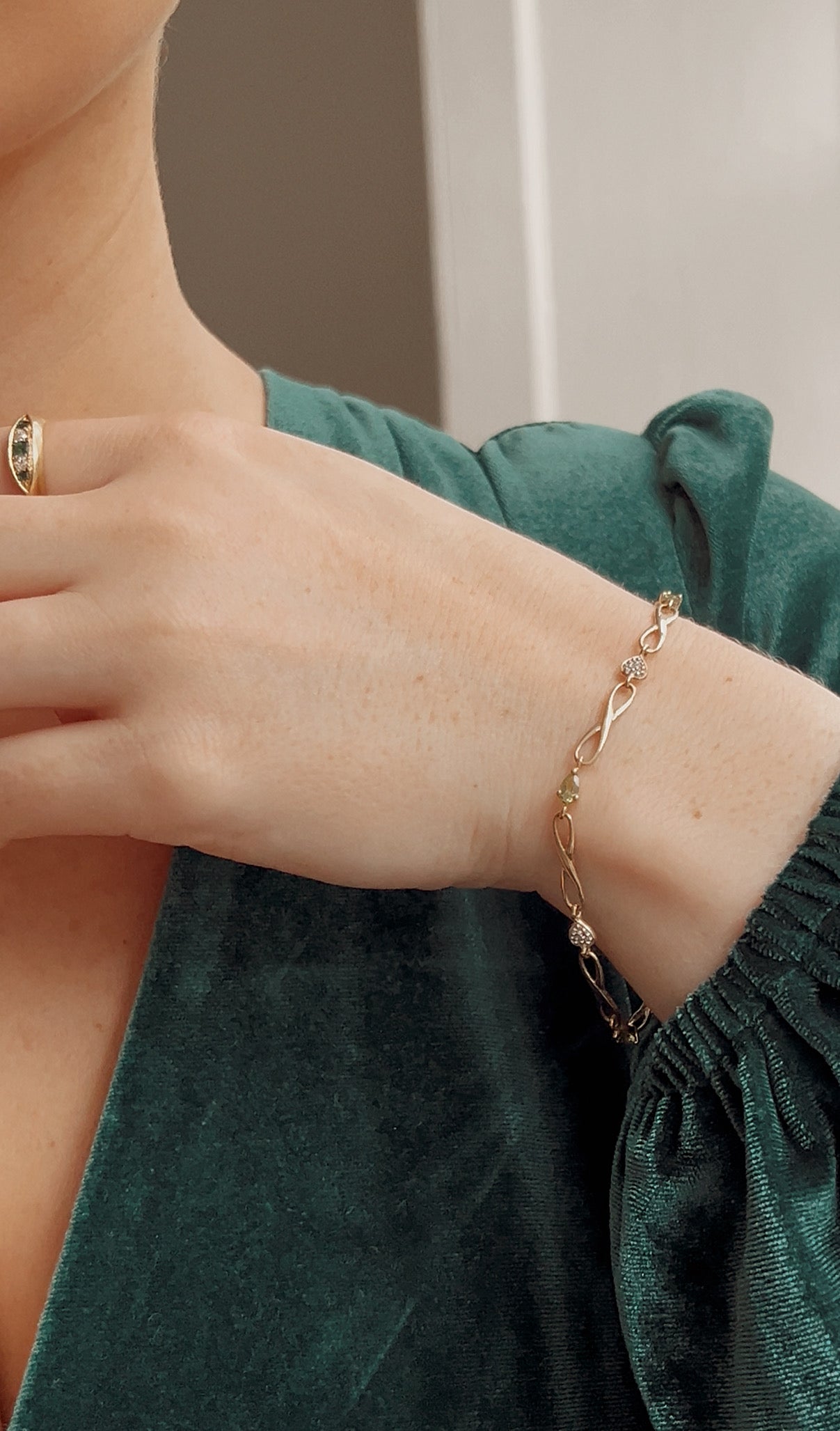 Sweet 9ct Gold Peridot and Diamond Bracelet