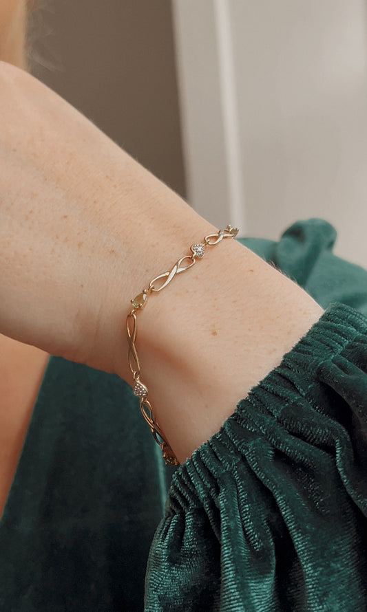 Sweet 9ct Gold Peridot and Diamond Bracelet