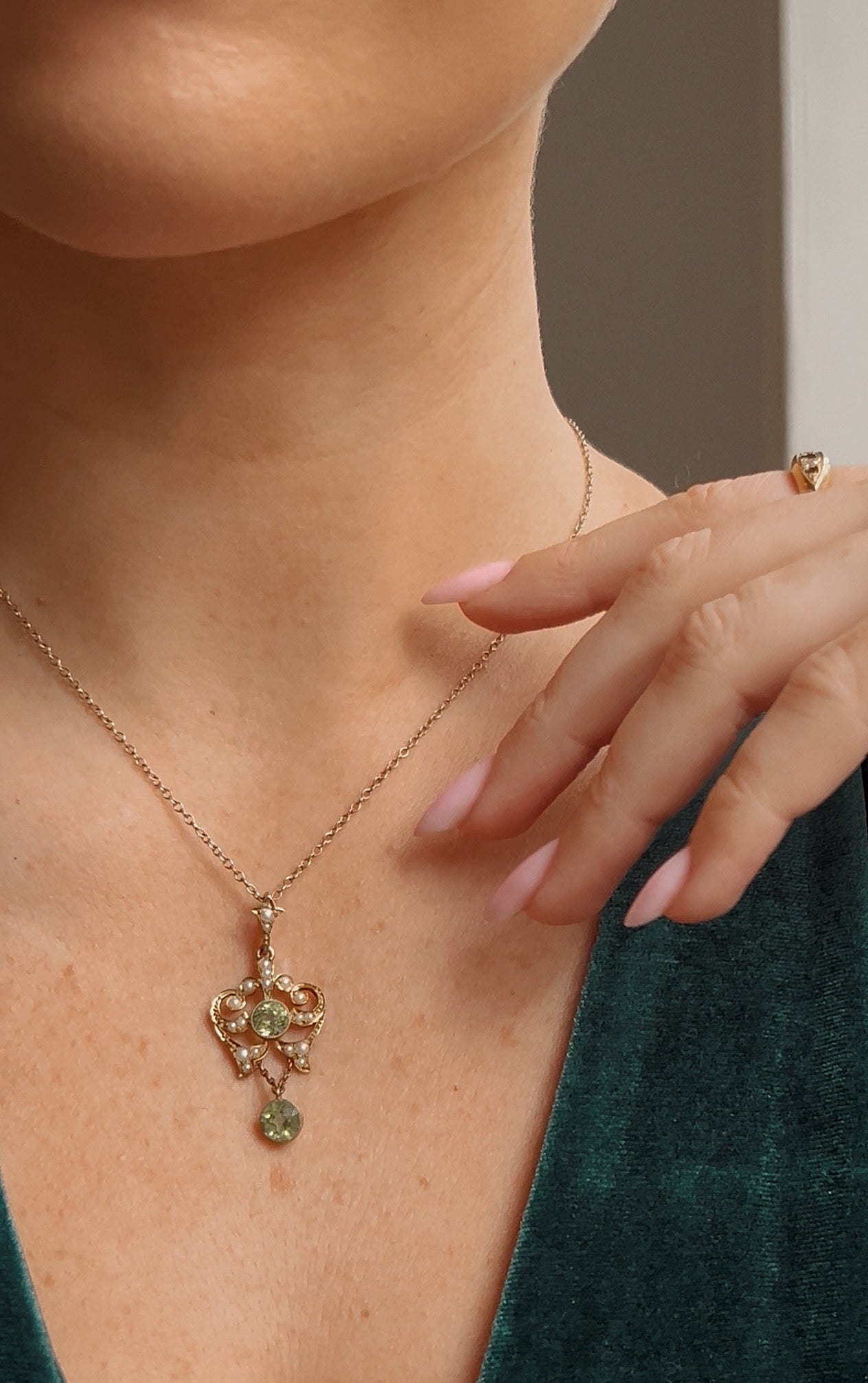 Beautiful Edwardian 15ct Gold Peridot and Split Pearl Pendant