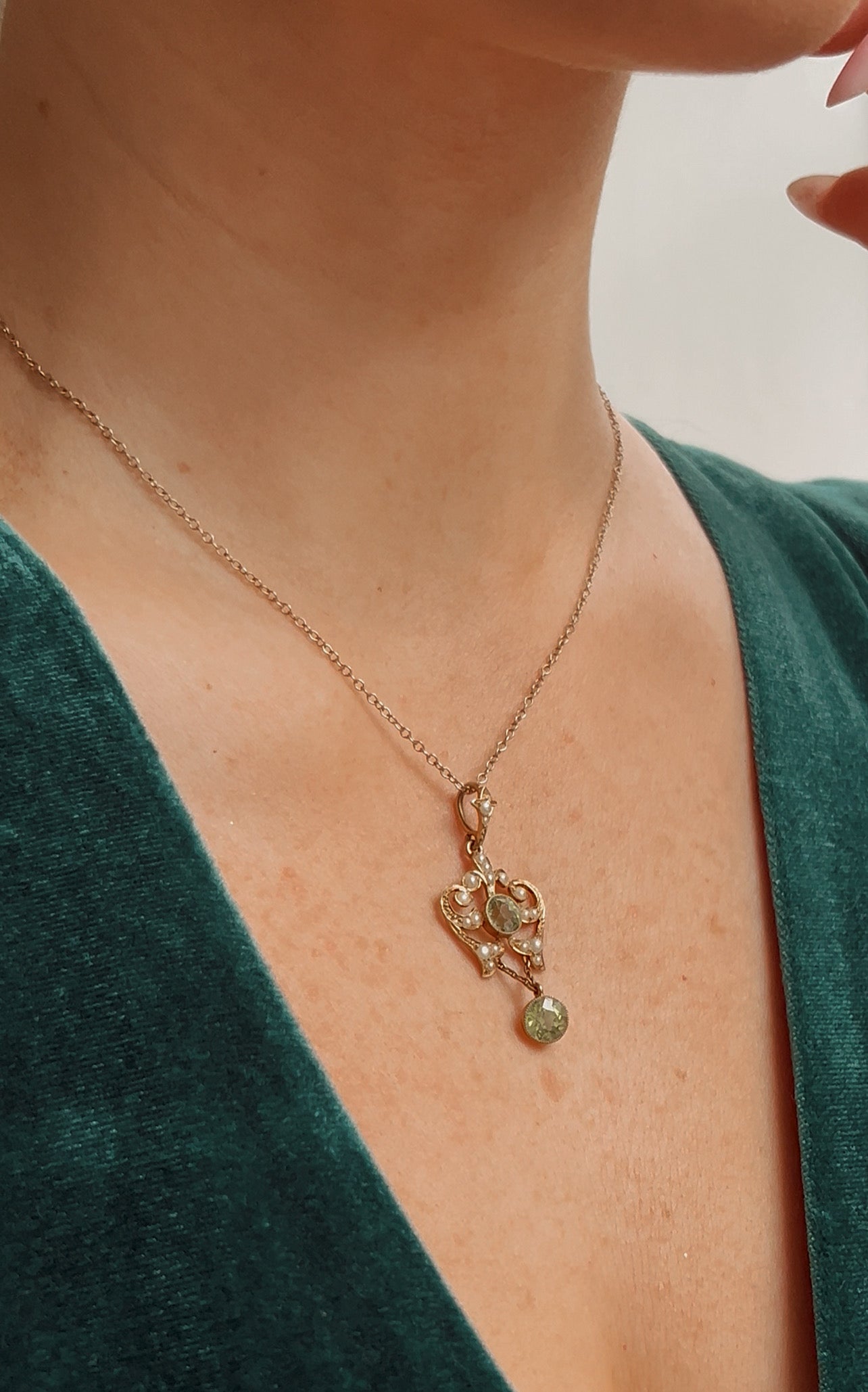 Beautiful Edwardian 15ct Gold Peridot and Split Pearl Pendant