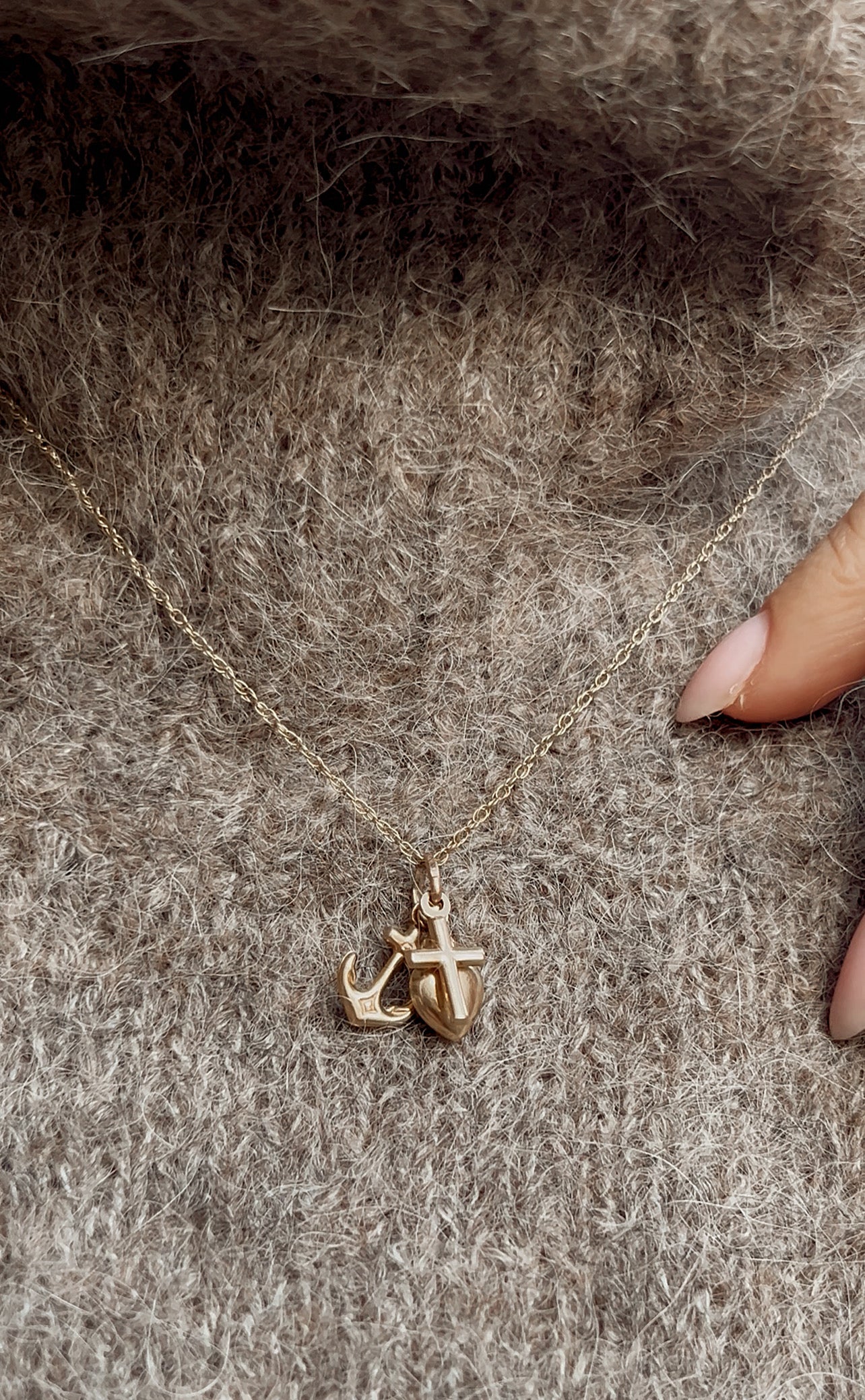 Gorgeous 9ct Gold Peace, Love and Hope Charm