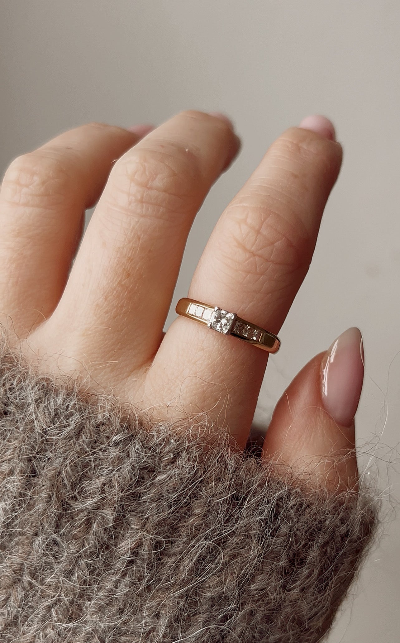 Gorgeous Modern 18ct Gold Diamond Solitaire Ring with Diamond Set Shoulders