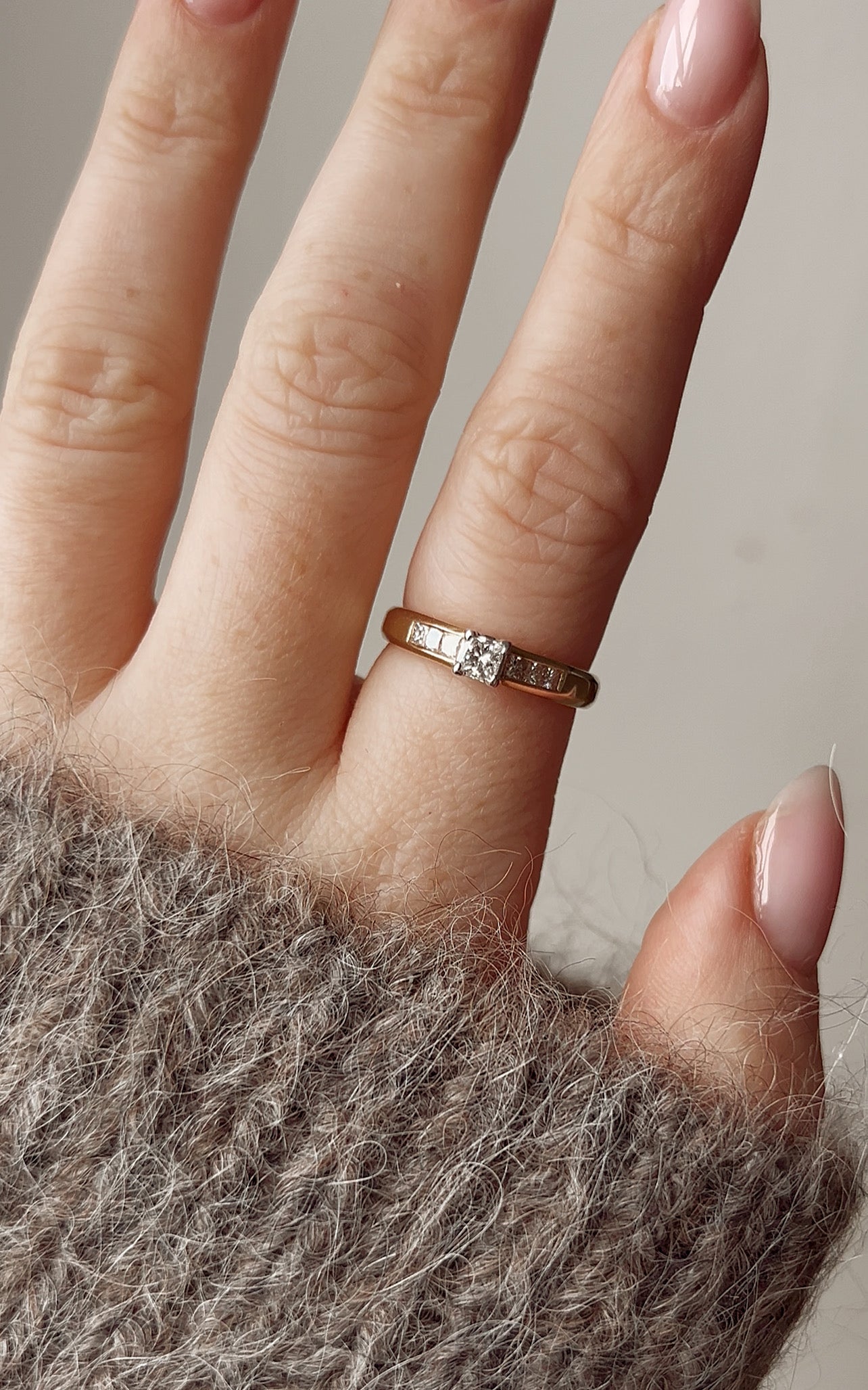 Gorgeous Modern 18ct Gold Diamond Solitaire Ring with Diamond Set Shoulders