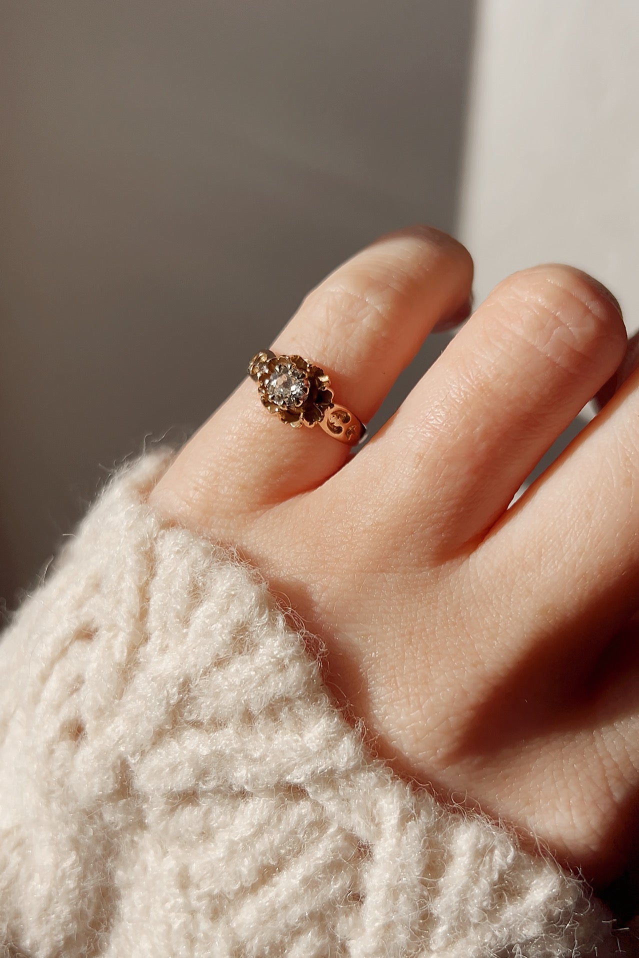 Very Gorgeous Antique 18ct Gold Diamond Belcher Ring