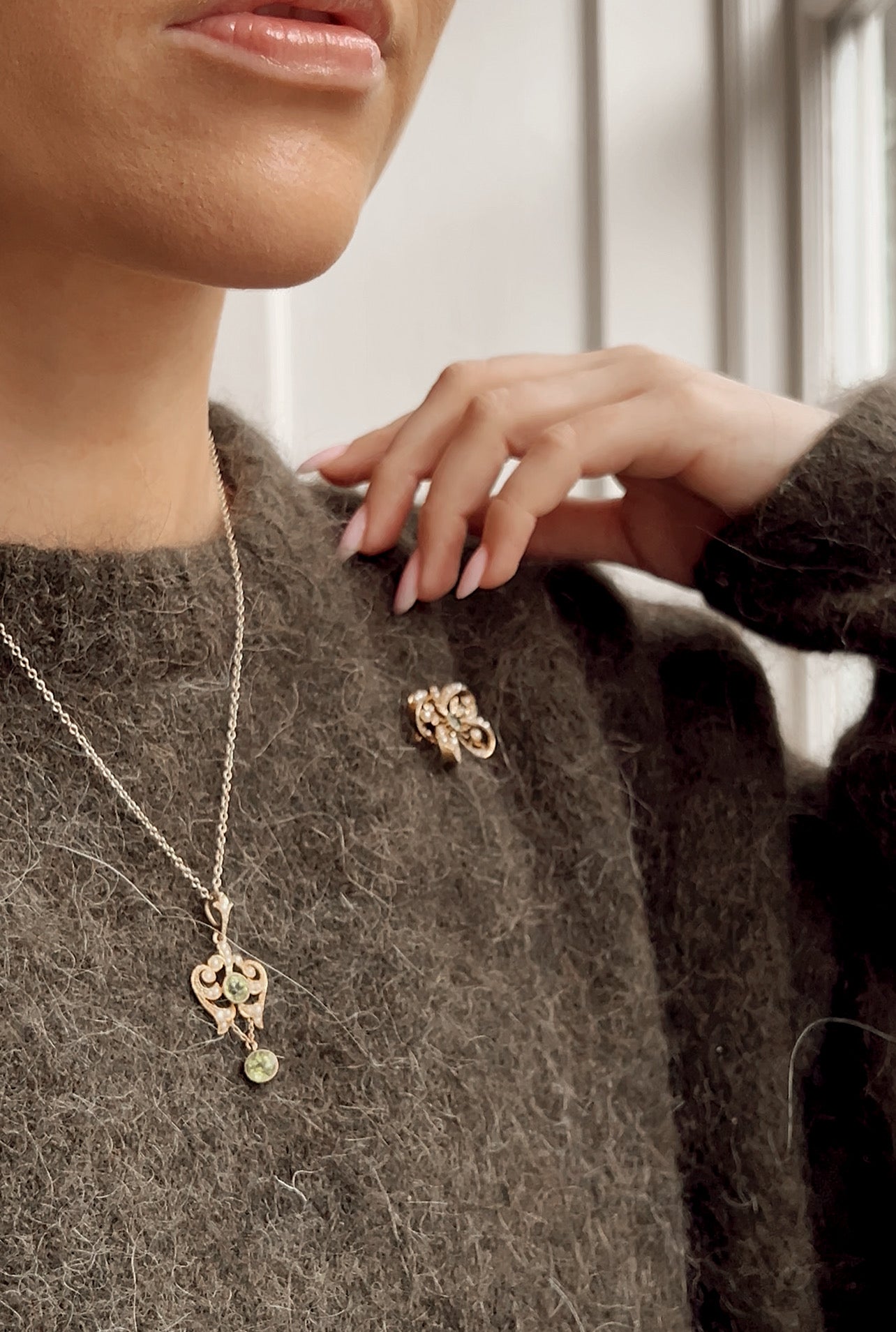 Beautiful Early 20th Century Gold, Peridot and Split Pearl Brooch