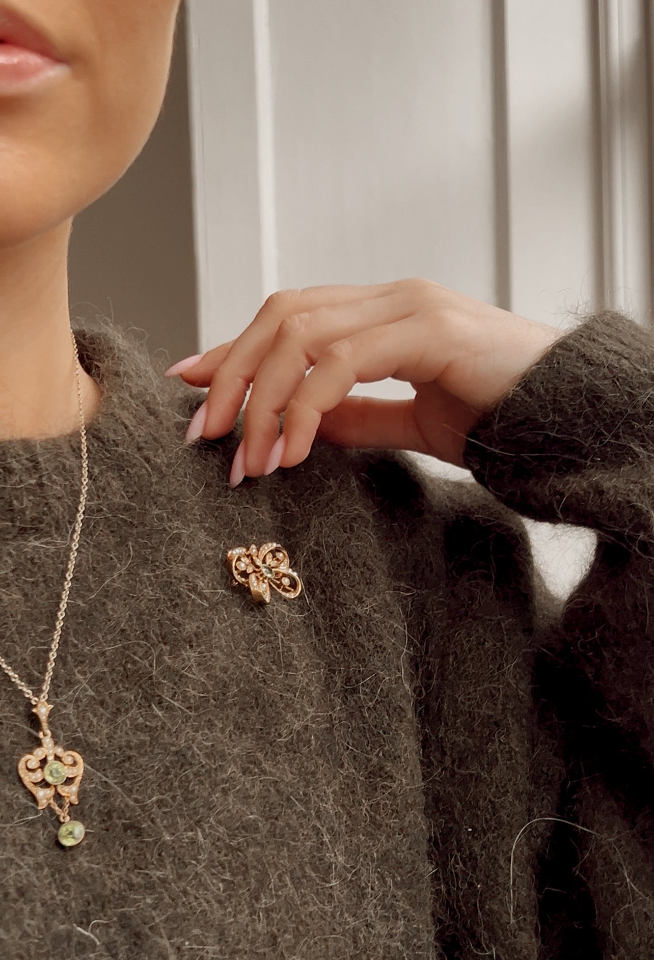 Beautiful Early 20th Century Gold, Peridot and Split Pearl Brooch