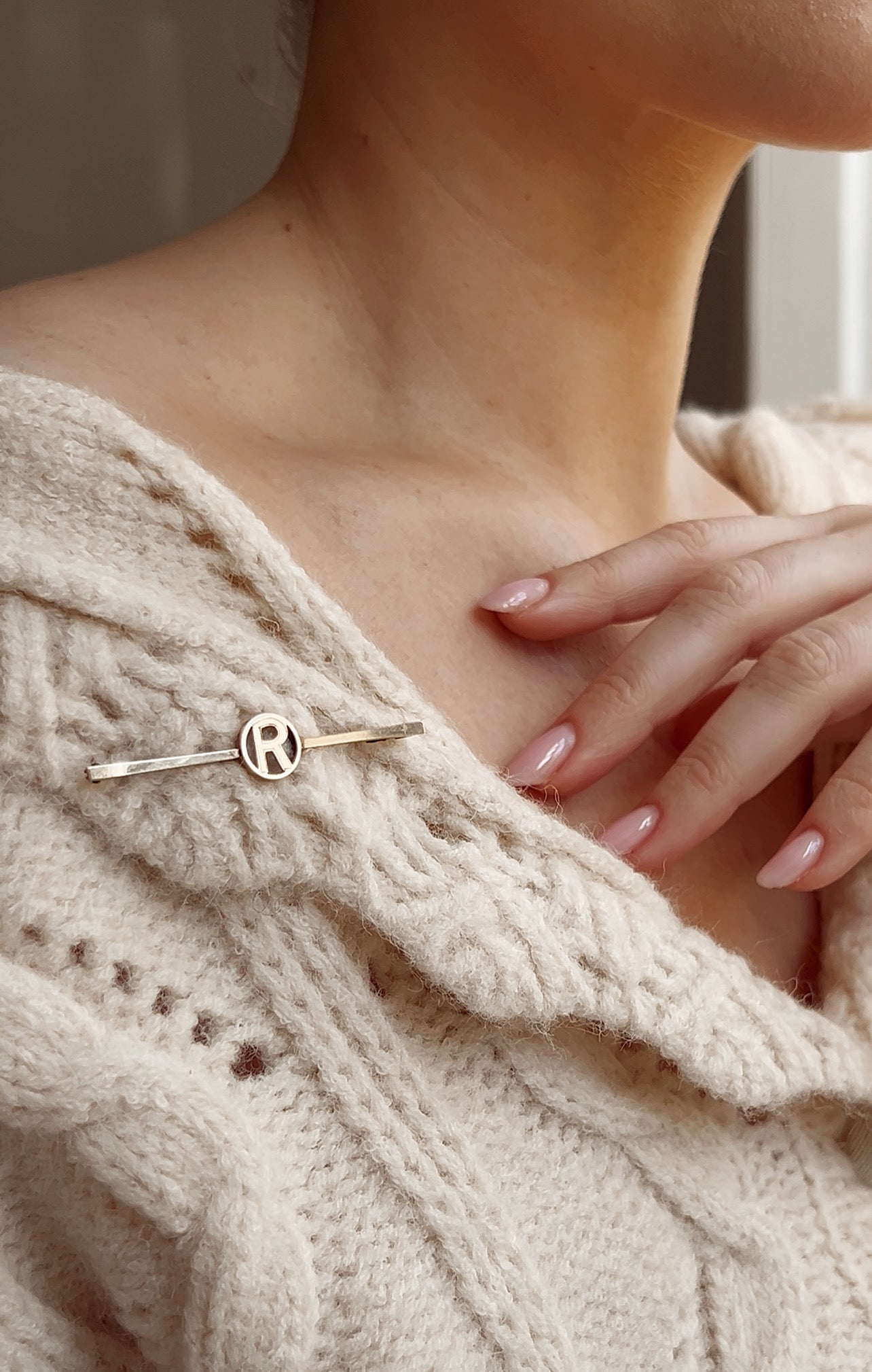 Lovely 20th Century 9ct Gold 'R' Bar Brooch by Henry Griffiths & Sons