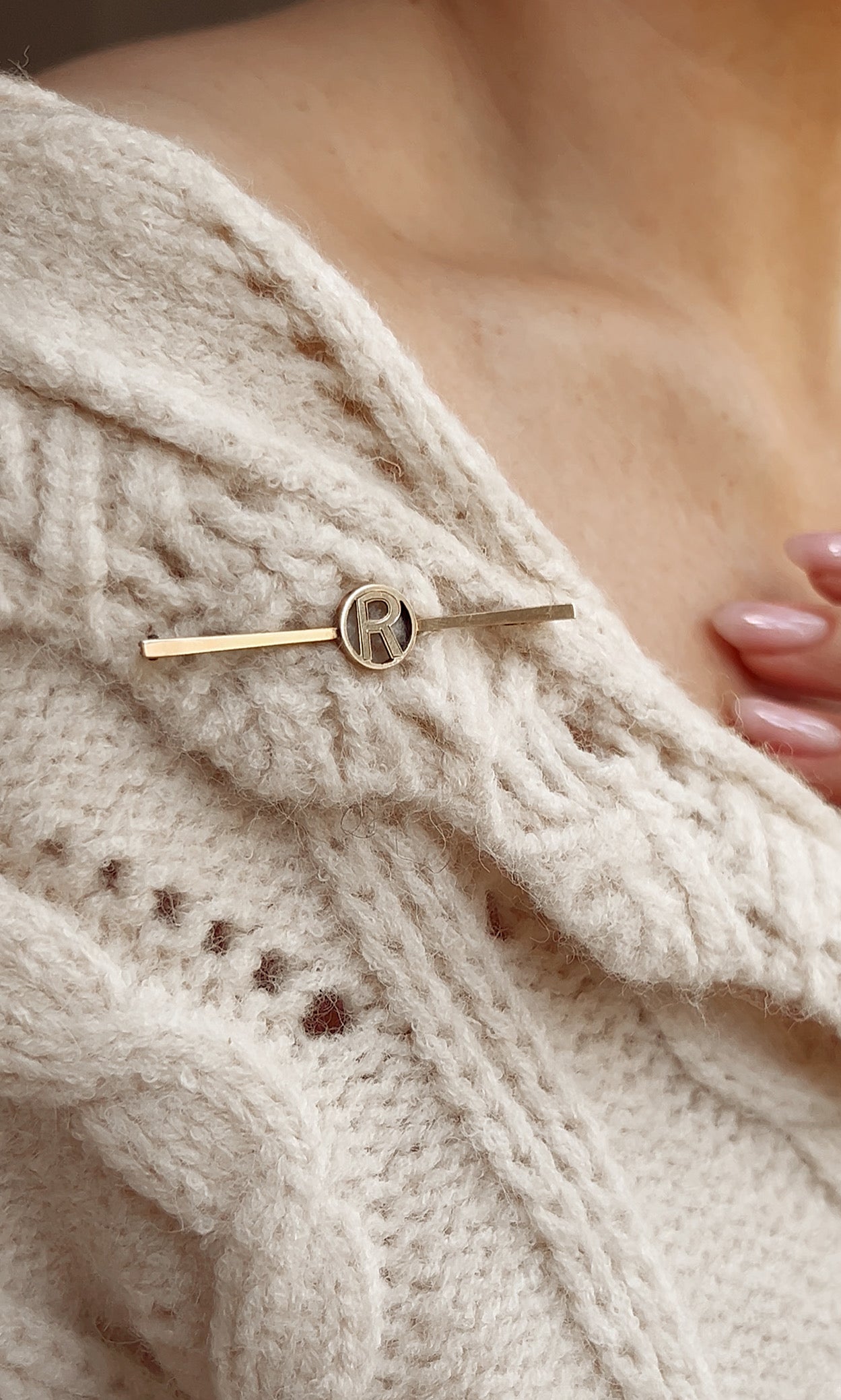 Lovely 20th Century 9ct Gold 'R' Bar Brooch by Henry Griffiths & Sons