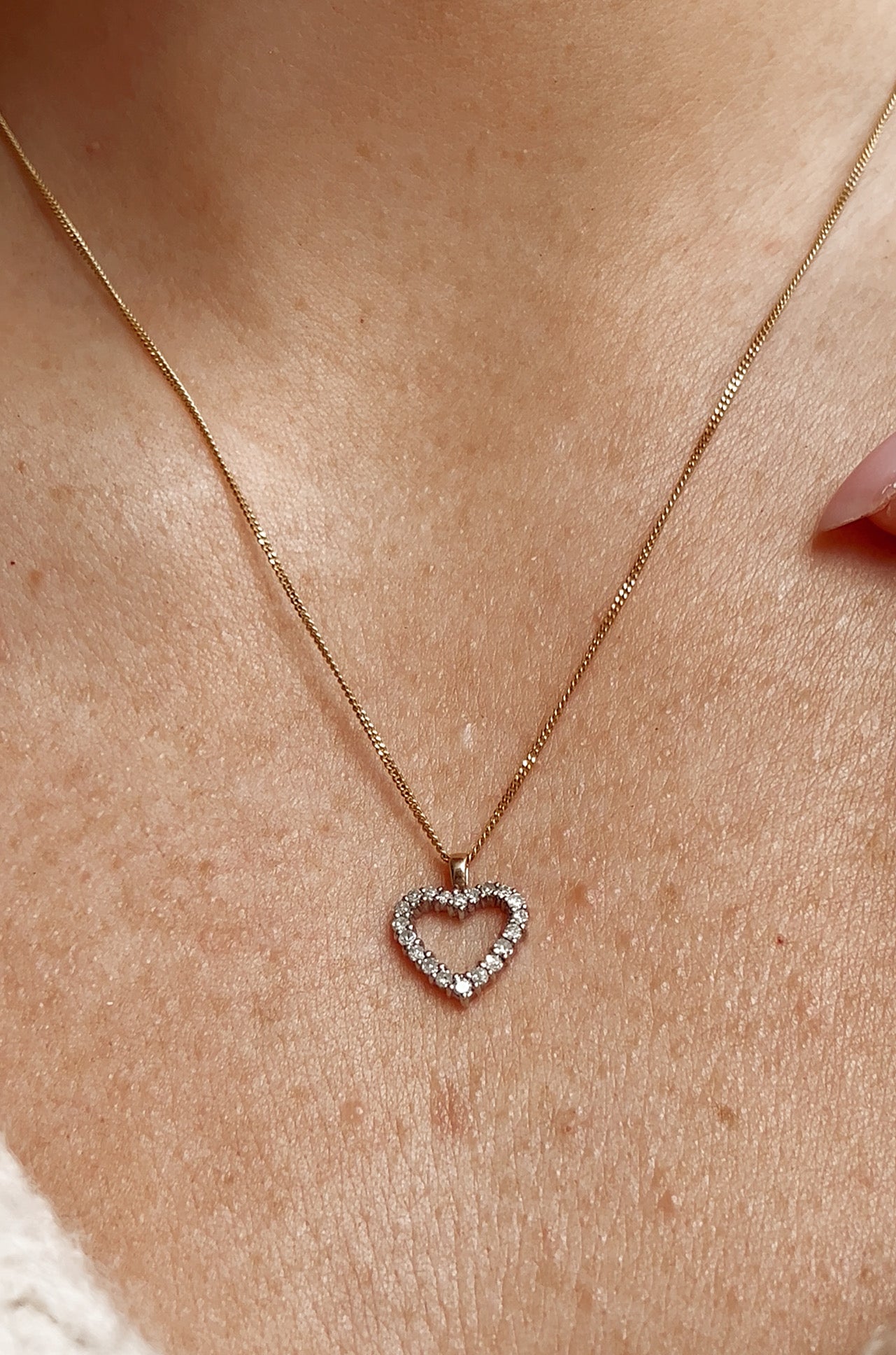 Gorgeous Modern 9ct Gold Diamond Heart on a 9ct Gold Chain