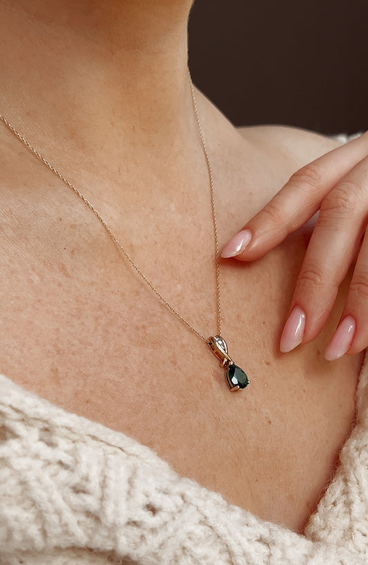 Stunning Vintage 9ct Gold, Emerald and Diamond Pendant on a 9ct Gold Chain