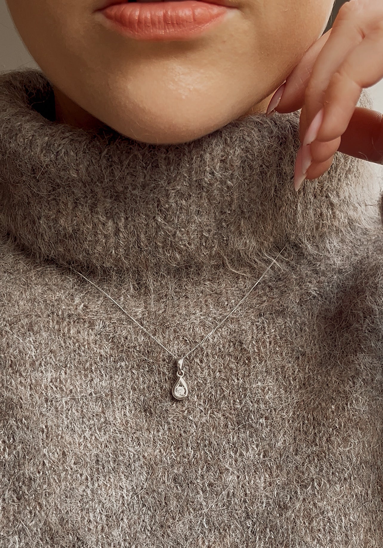 Gorgeous Modern 9ct White Gold and Diamond Pendant