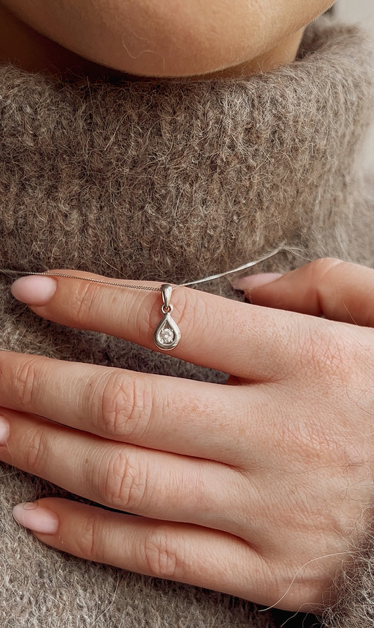 Gorgeous Modern 9ct White Gold and Diamond Pendant