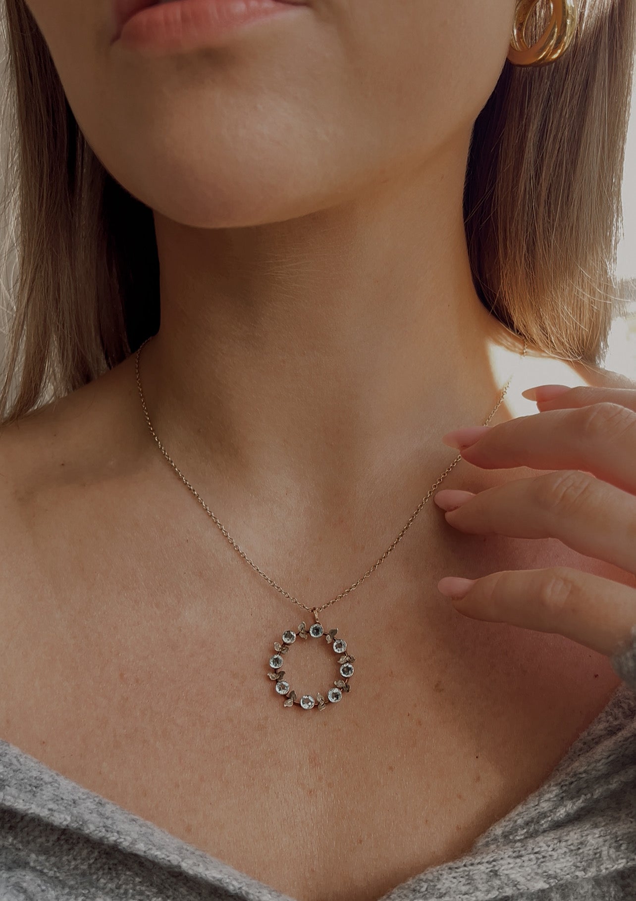 Very pretty 9ct gold and Aquamarine Foliate Pendant