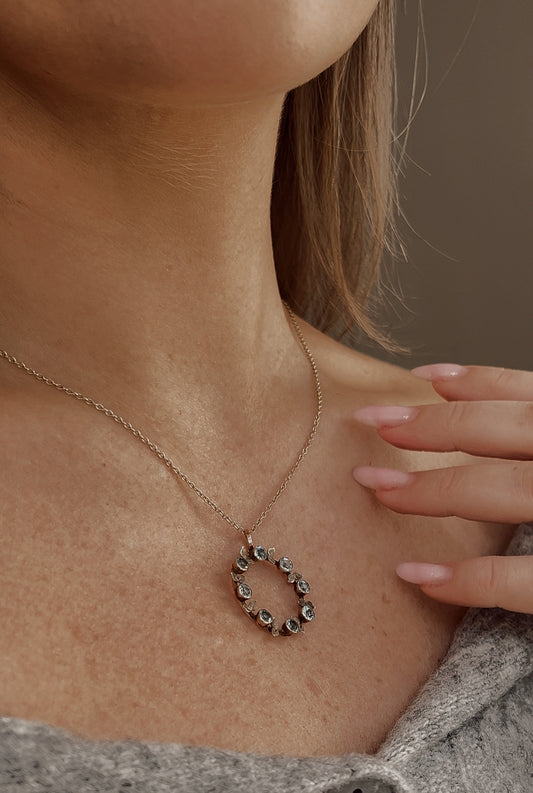 Very pretty 9ct gold and Aquamarine Foliate Pendant