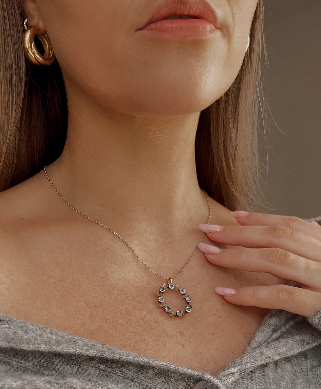 Very pretty 9ct gold and Aquamarine Foliate Pendant