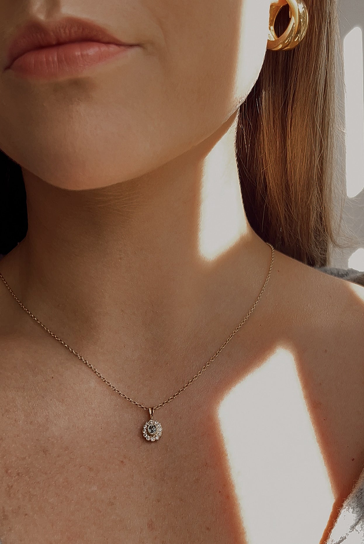 Gorgeous 9ct Gold Aquamarine & Diamond Pendant