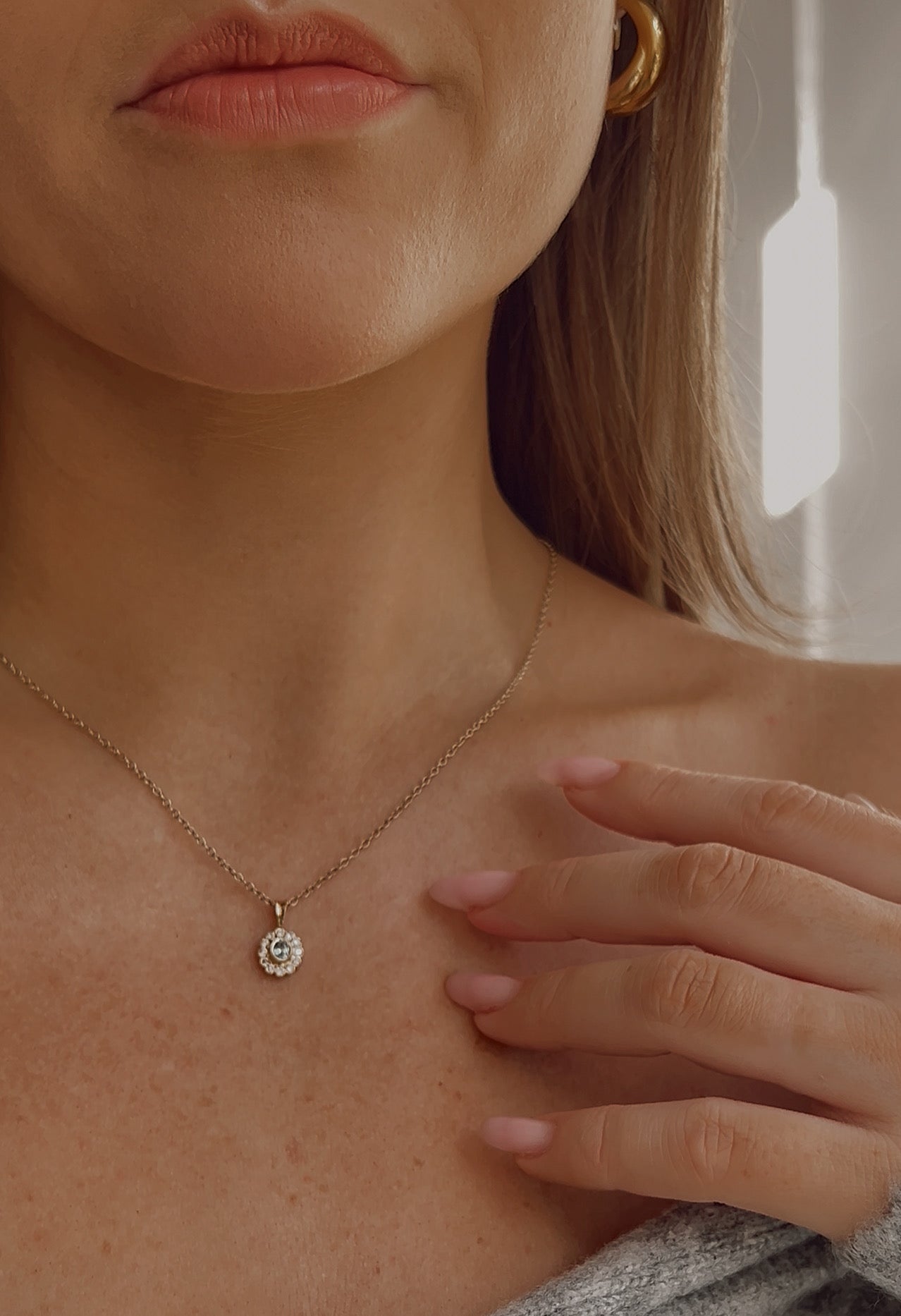 Gorgeous 9ct Gold Aquamarine & Diamond Pendant