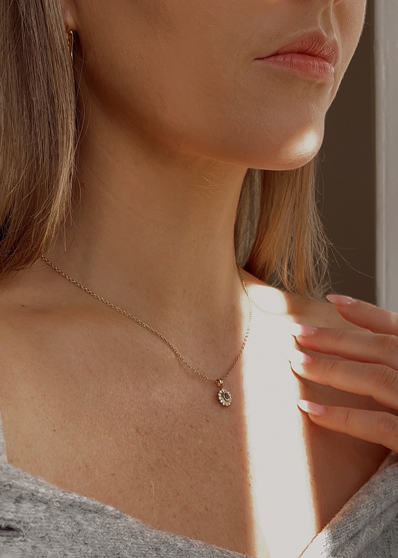 Gorgeous 9ct Gold Aquamarine & Diamond Pendant