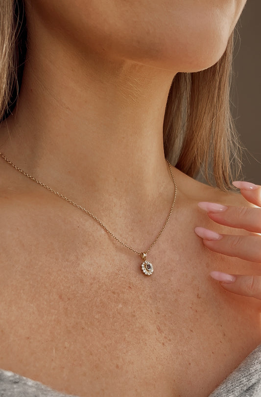 Gorgeous 9ct Gold Aquamarine & Diamond Pendant