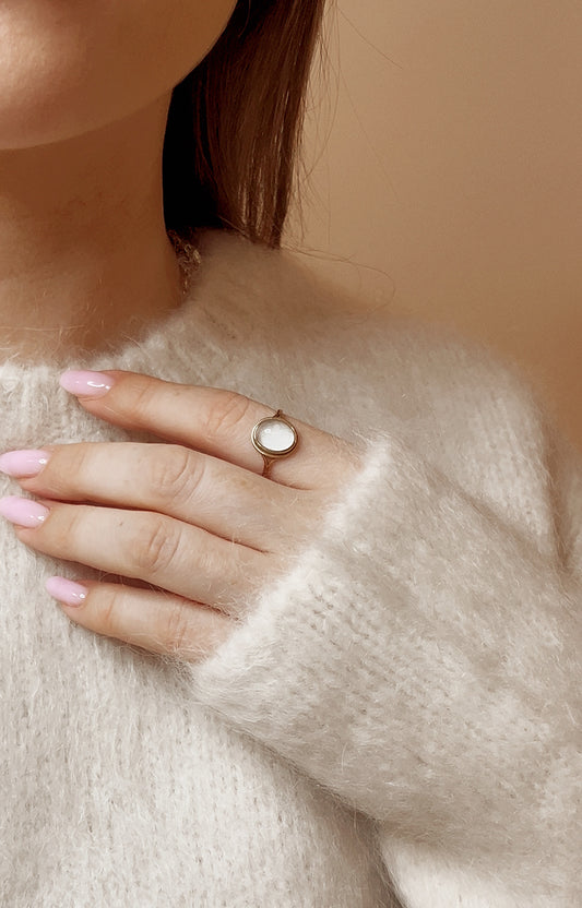 Lovely 9ct Gold Vintage Cabochon Cut Moonstone Dress Ring
