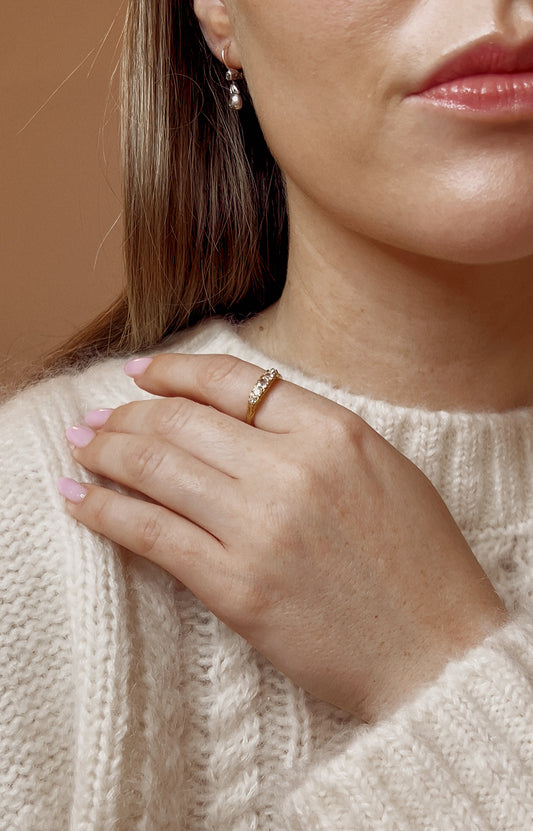 Pretty Edwardian 18ct Gold and Diamond Five Stone Ring