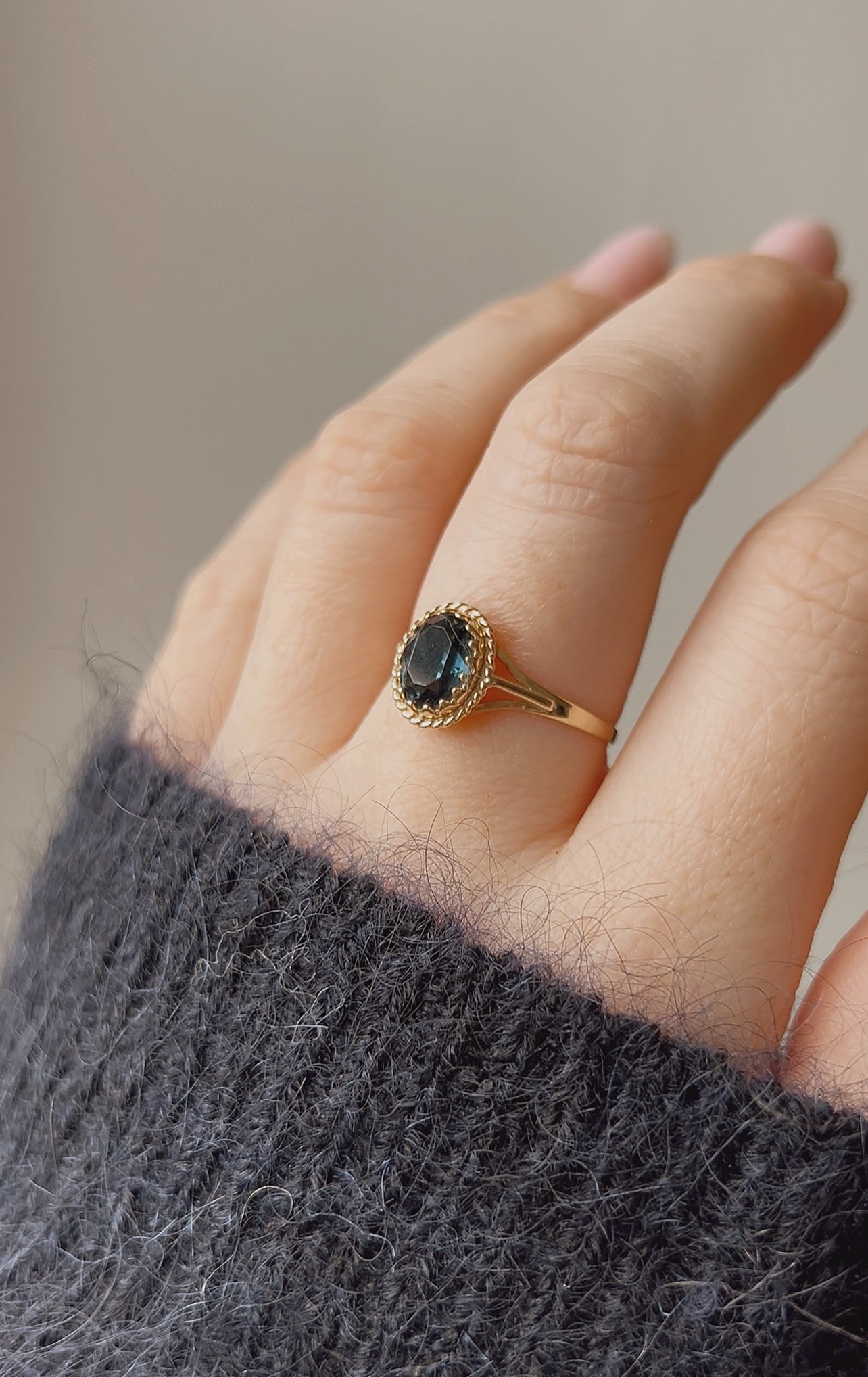 Sweet Vintage 9ct Gold Foil-back Teal Paste Ring