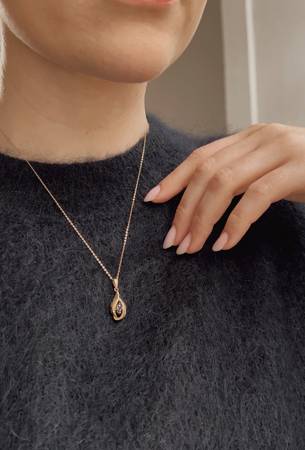 Sweet Vintage 9ct Gold and Blue Sapphire Pendant with chain