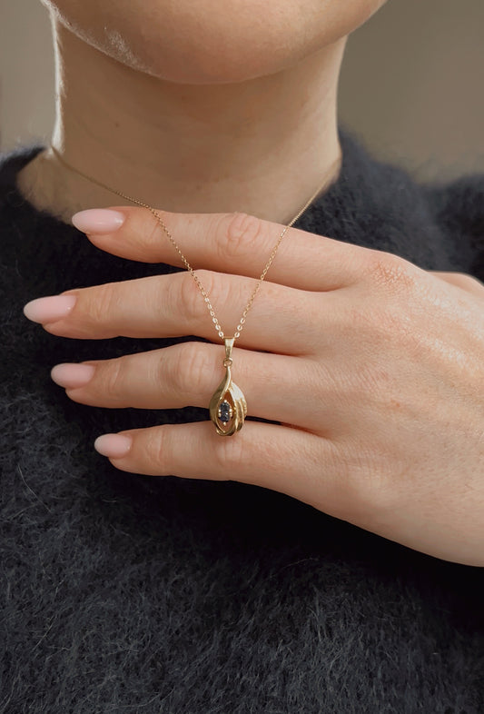 Sweet Vintage 9ct Gold and Blue Sapphire Pendant with chain