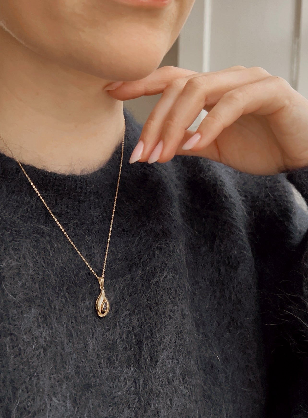 Sweet Vintage 9ct Gold and Blue Sapphire Pendant with chain