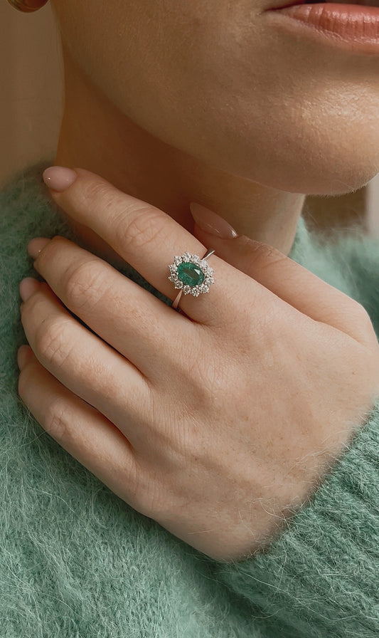 Wonderful 18ct Gold, Emerald and Diamond Cluster Ring