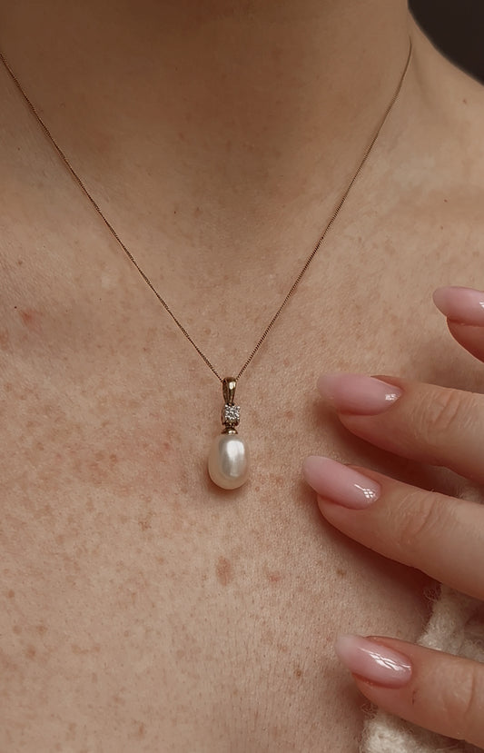 Beautiful Vintage Gold, Cultured Pearl and Diamond Pendant on a gold chain