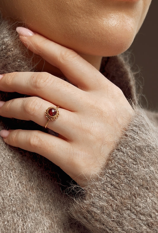 Sweet Vintage 9ct Gold Garnet Ring